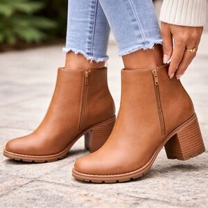 Korks Chandler Heeled Ankle Boot. Light Tan. New in Box. Size 8.